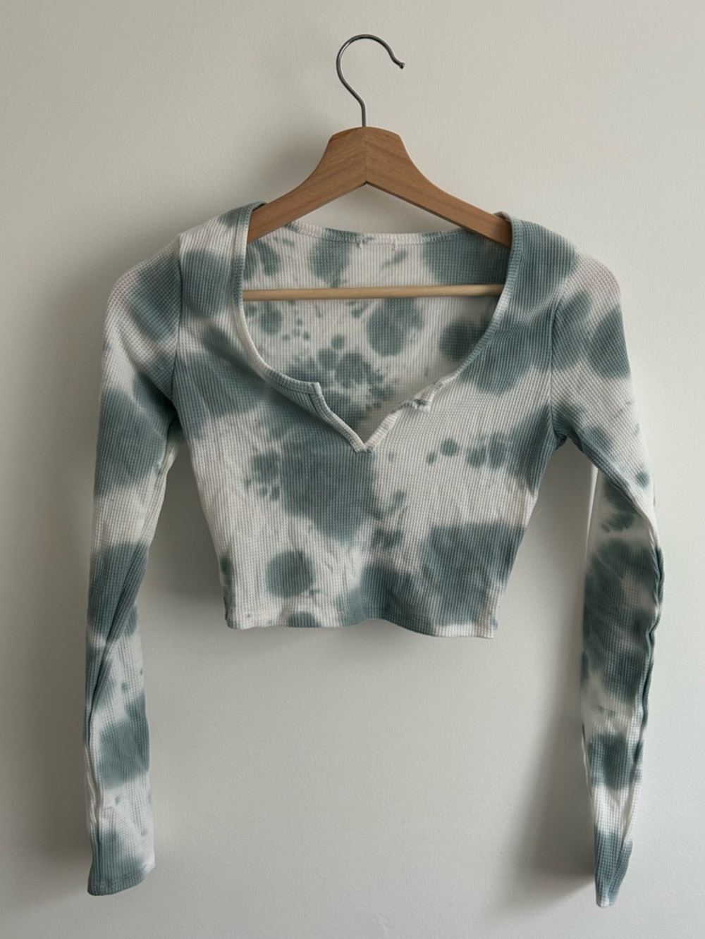 Garage Sage and White Tie-Dye Ribbed Long-Sleeve Cropped Top